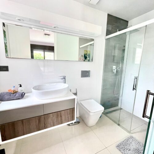 Modernes Chalet mit Pool, Dachterrasse & Garten in ruhiger Lage von Orihuela Costa