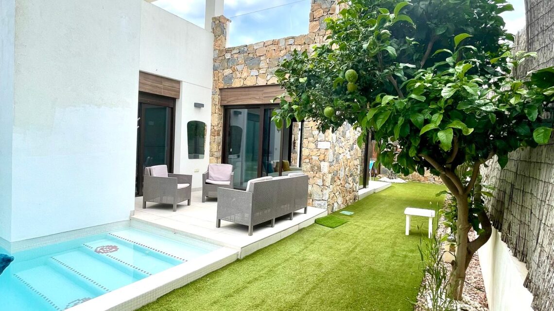 Modernes Chalet mit Pool, Dachterrasse & Garten in ruhiger Lage von Orihuela Costa