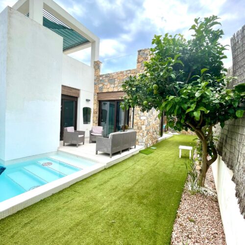 Modernes Chalet mit Pool, Dachterrasse & Garten in ruhiger Lage von Orihuela Costa