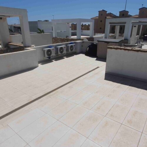 Modernes Chalet mit Pool, Dachterrasse & Garten in ruhiger Lage von Orihuela Costa