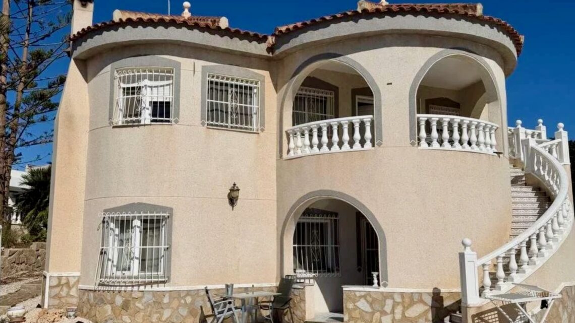 Großzügige Villa mit Pool, Garten & Garage in Ciudad Quesada
