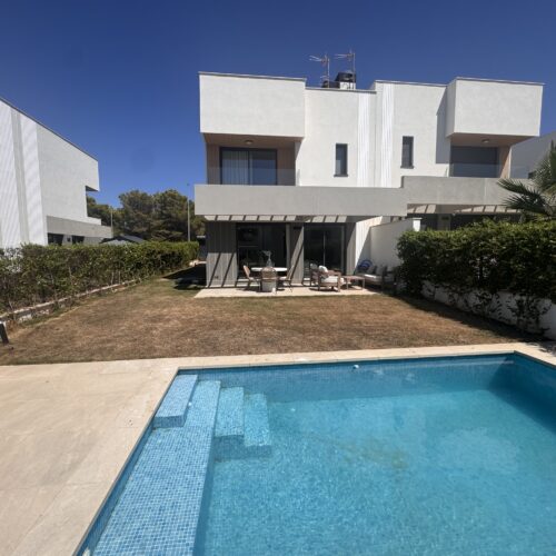 Exklusive Neubauvilla mit privatem Pool und Dachterrasse in Puig de Ros