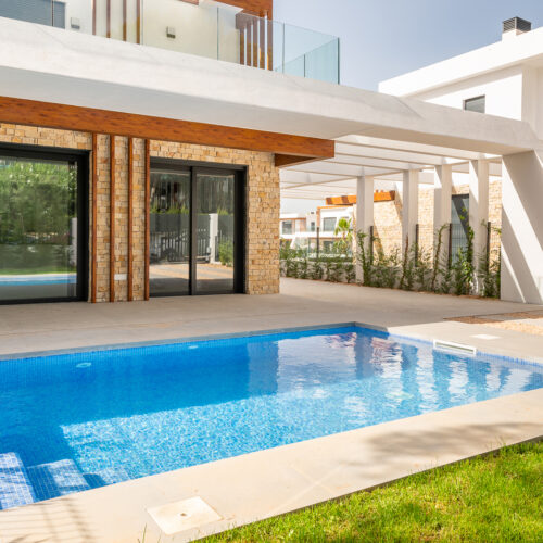 MODERNE DOPPELHAUSHÄLFTE MIT PRIVATEM GARTEN IN CALA RATJADA